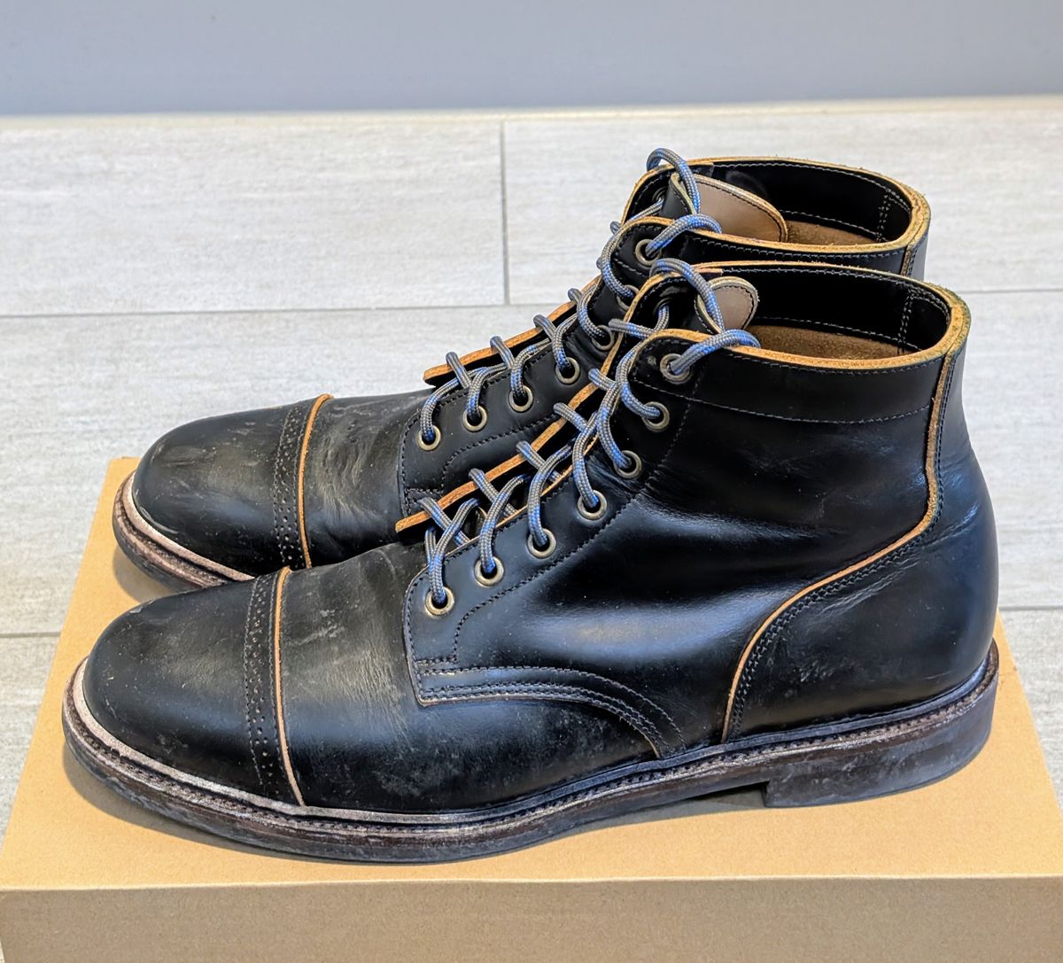 Photo by Marky on January 1, 2025 of the Luosjiet Service Boot in Black Teacore OTA.
