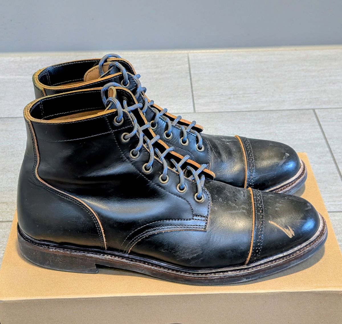 Photo by Marky on January 1, 2025 of the Luosjiet Service Boot in Black Teacore OTA.