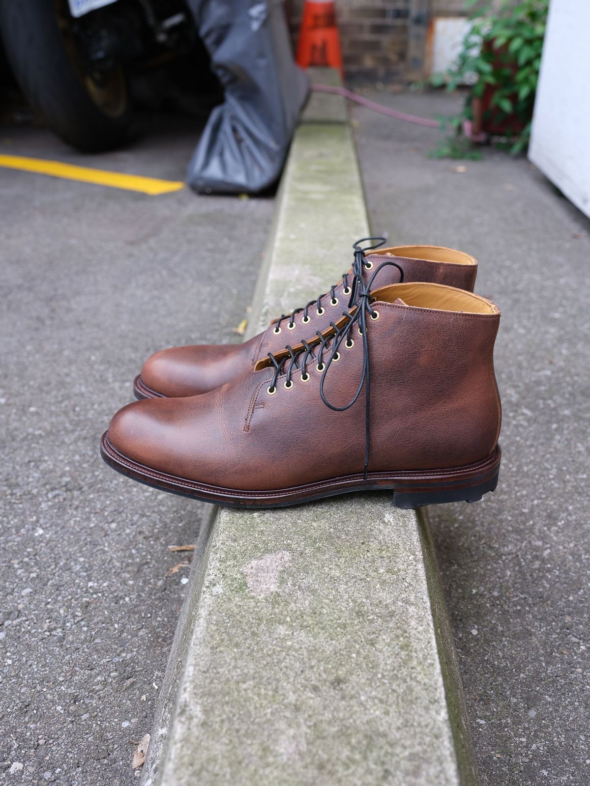 Photo by thepatinaarena on September 30, 2021 of the Viberg Wholecut Derby Boot in Horween Rowdy Dachshund.
