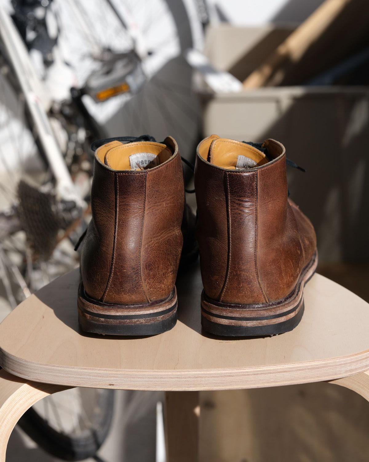 Photo by thepatinaarena on March 4, 2022 of the Viberg Wholecut Derby Boot in Horween Rowdy Dachshund.