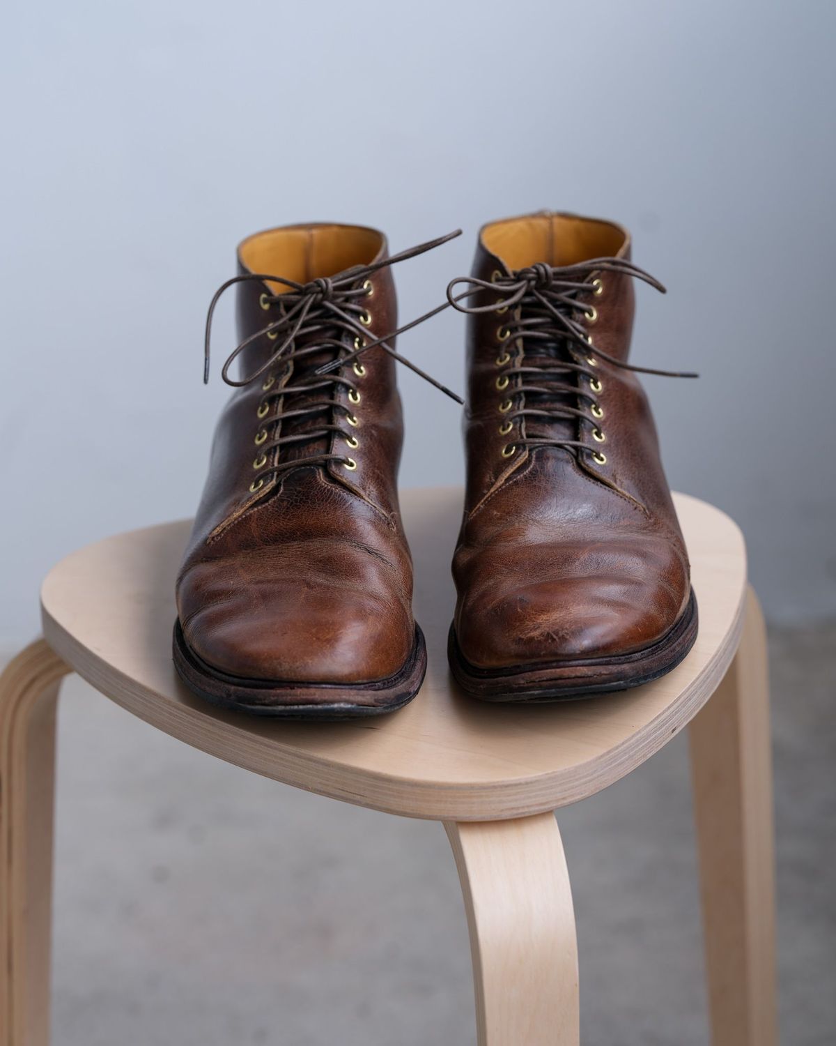 Photo by thepatinaarena on April 3, 2022 of the Viberg Wholecut Derby Boot in Horween Rowdy Dachshund.