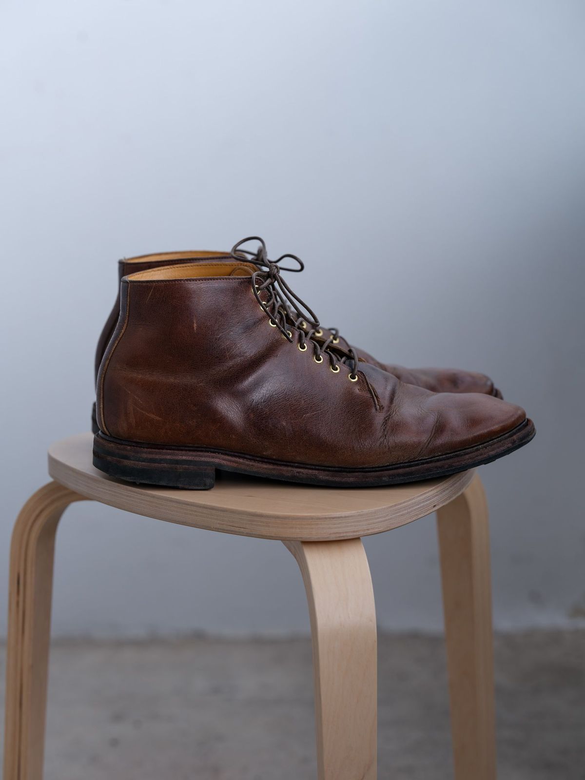 Photo by thepatinaarena on April 3, 2022 of the Viberg Wholecut Derby Boot in Horween Rowdy Dachshund.