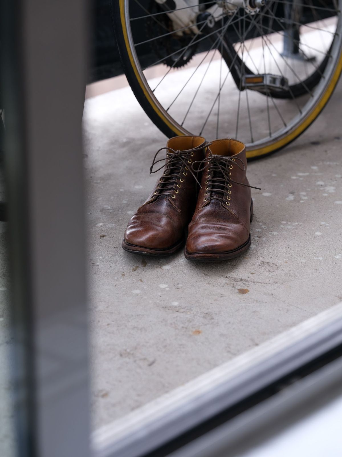 Photo by thepatinaarena on April 3, 2022 of the Viberg Wholecut Derby Boot in Horween Rowdy Dachshund.