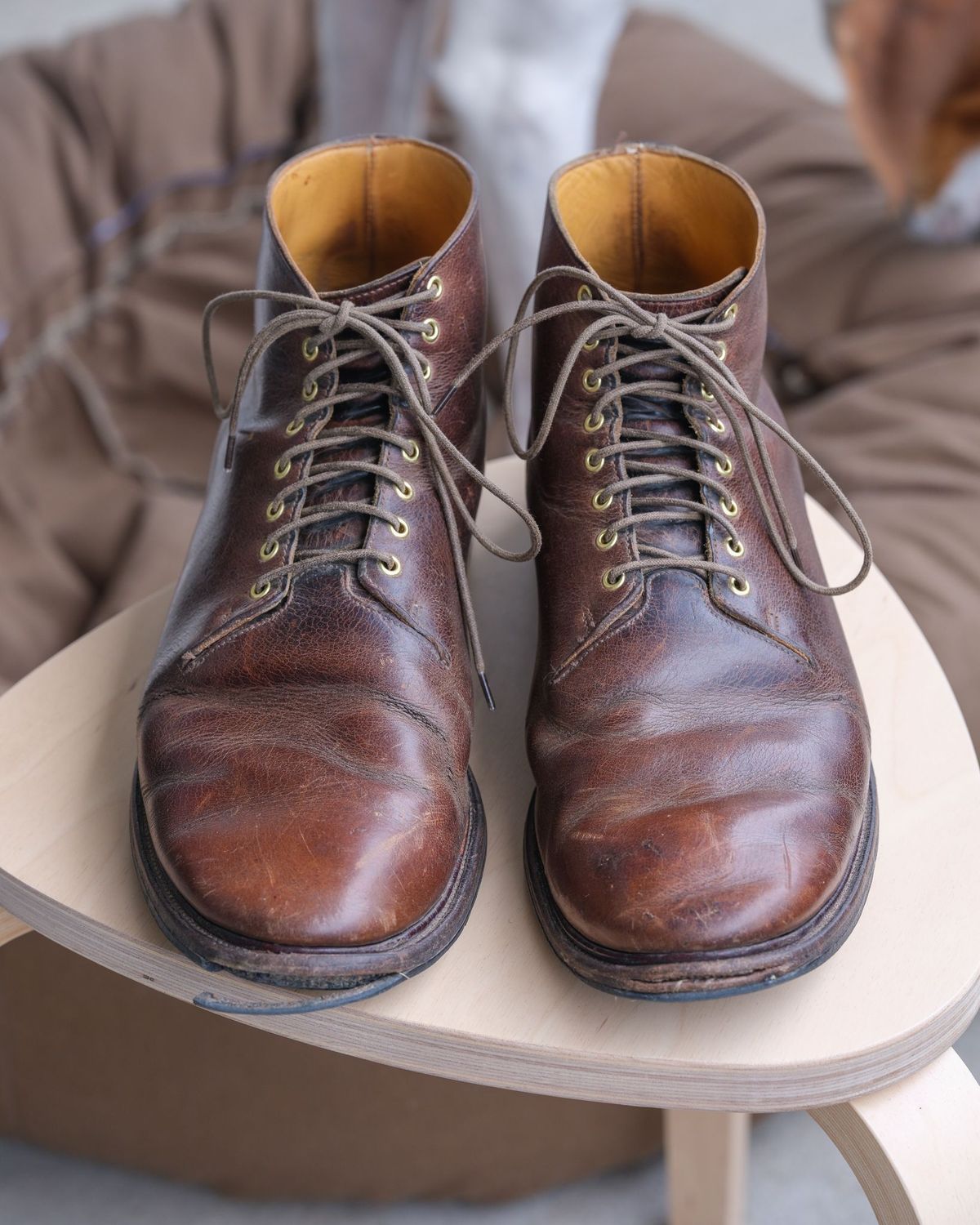 Photo by thepatinaarena on May 6, 2022 of the Viberg Wholecut Derby Boot in Horween Rowdy Dachshund.