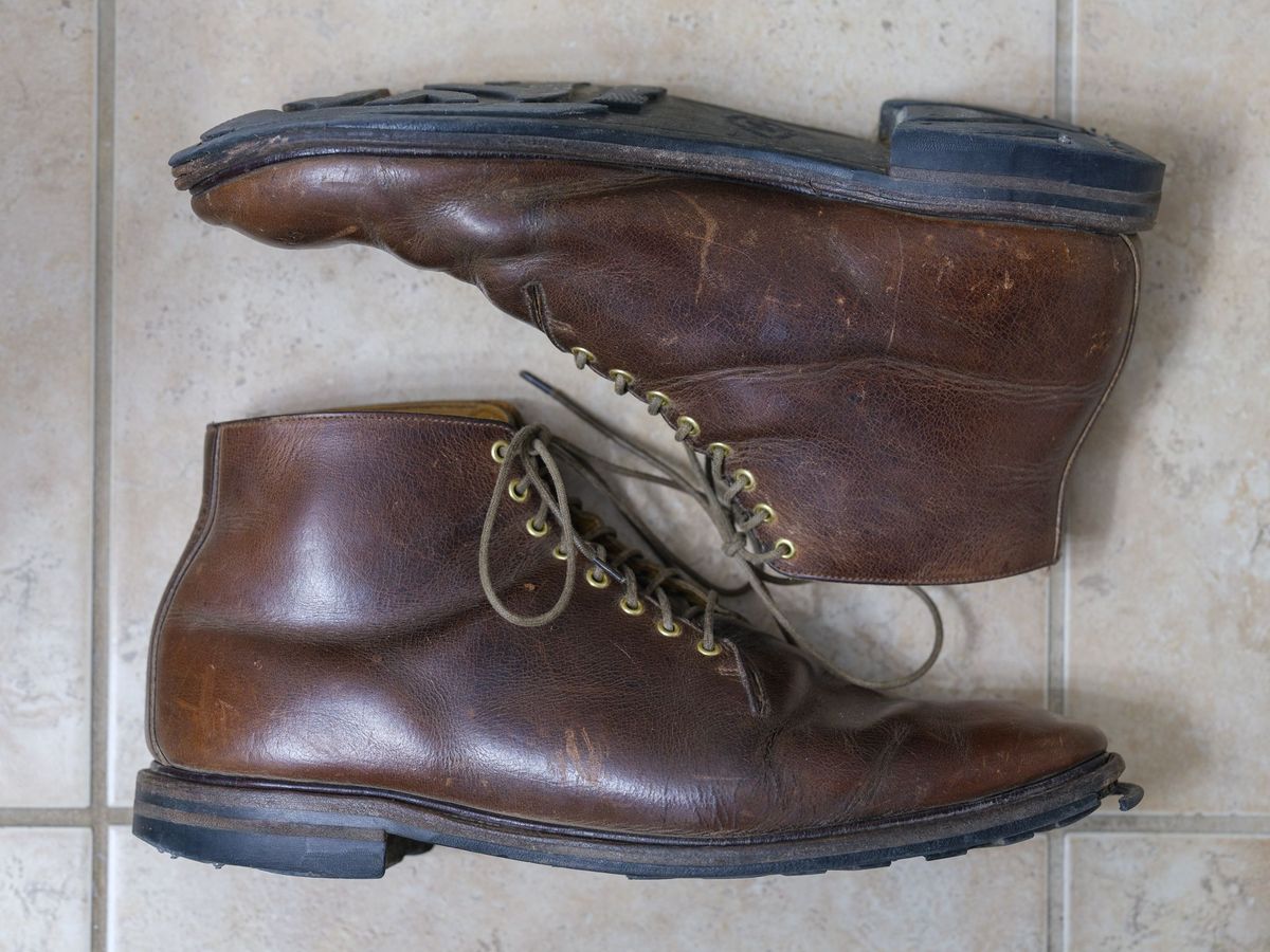 Photo by thepatinaarena on May 6, 2022 of the Viberg Wholecut Derby Boot in Horween Rowdy Dachshund.