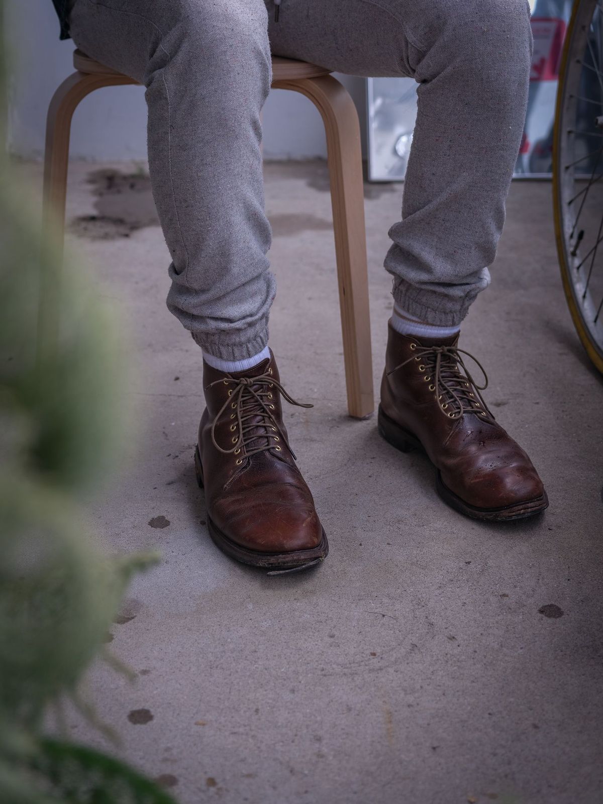 Photo by thepatinaarena on May 6, 2022 of the Viberg Wholecut Derby Boot in Horween Rowdy Dachshund.