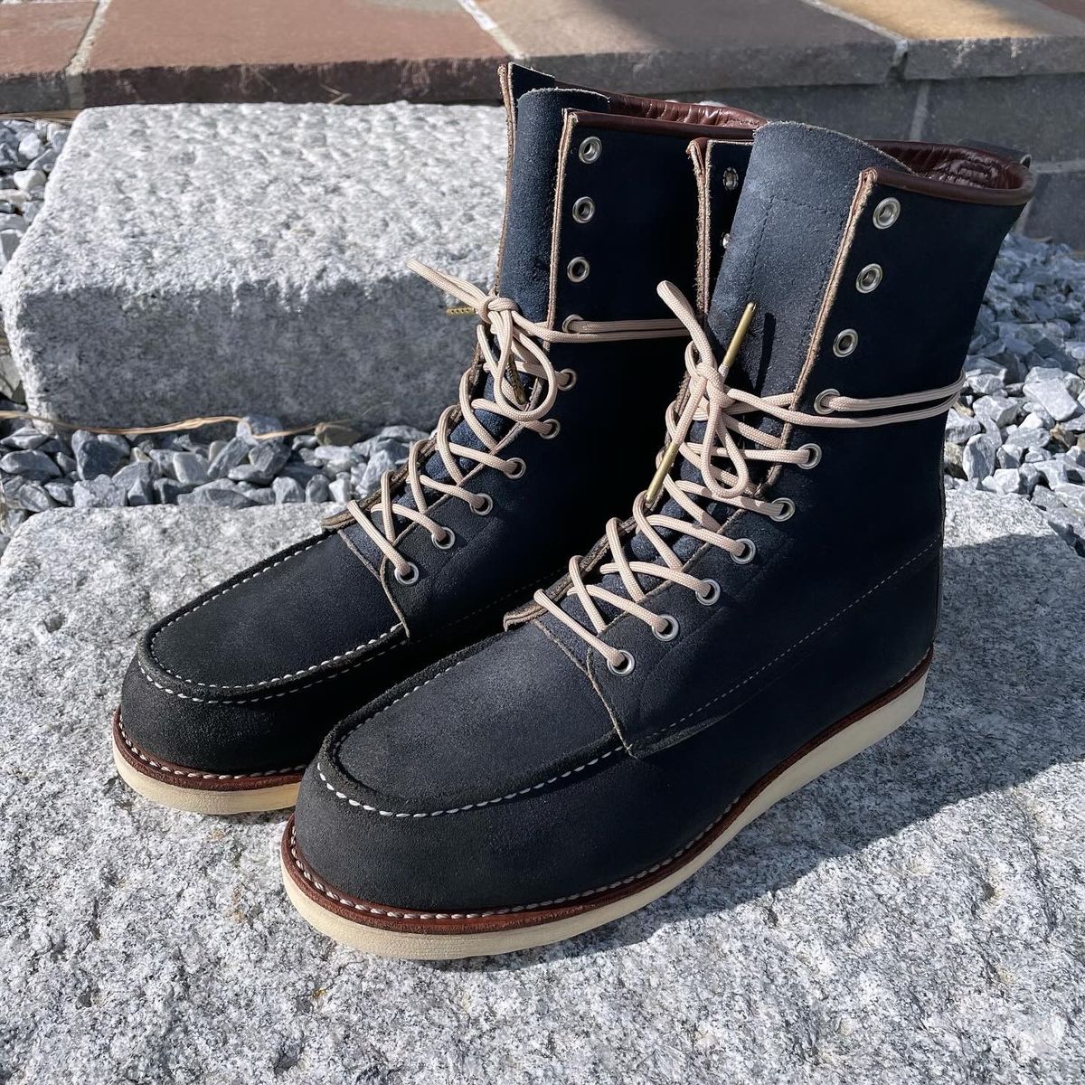 Photo by DRVX on March 4, 2024 of the Red Wing 8-Inch Classic Moc in Blueberry Muleskinner.