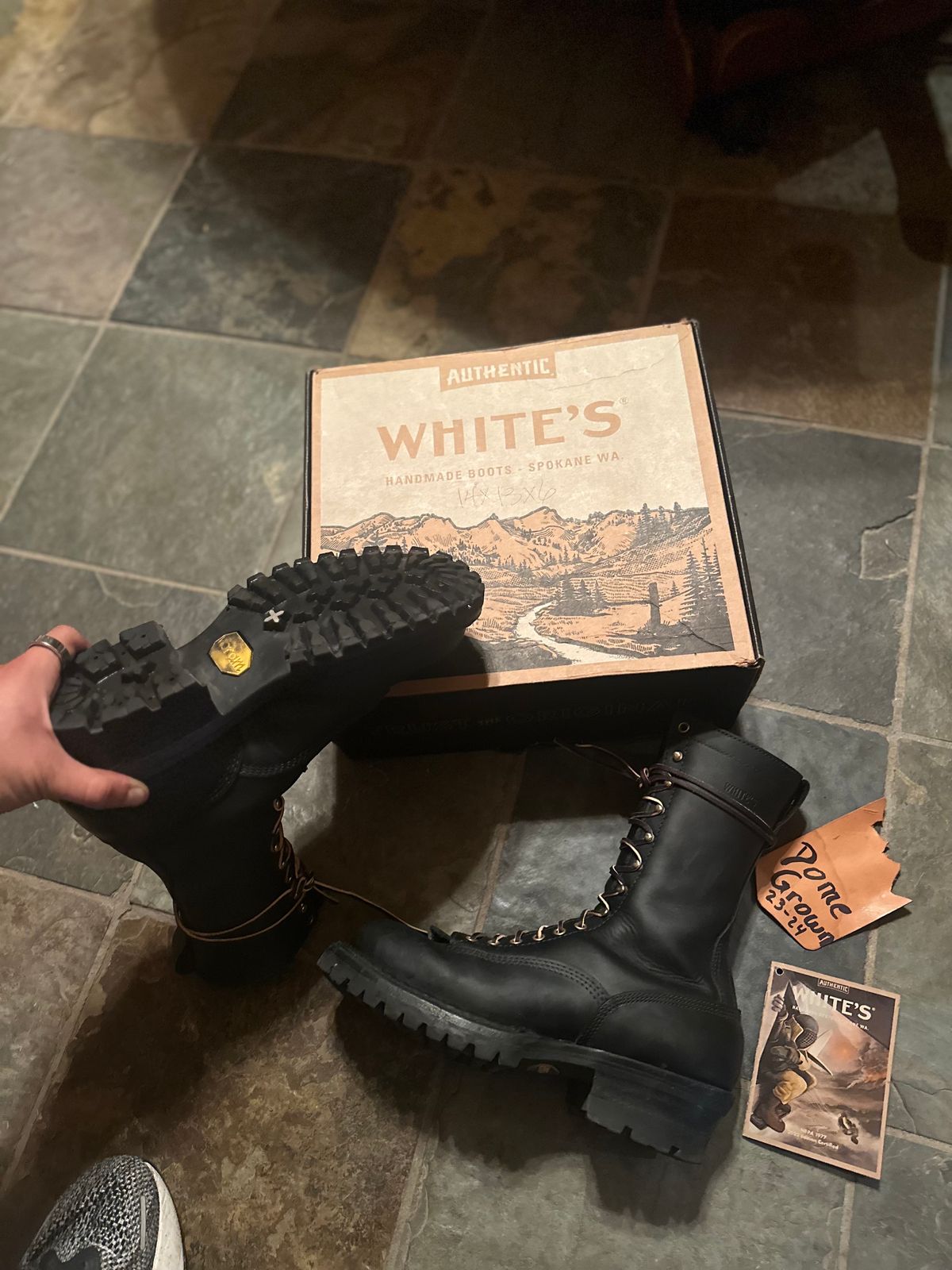 Photo by 30SecondsBrave on November 9, 2023 of the White's Smokejumper in Seidel Black Oil Tan.