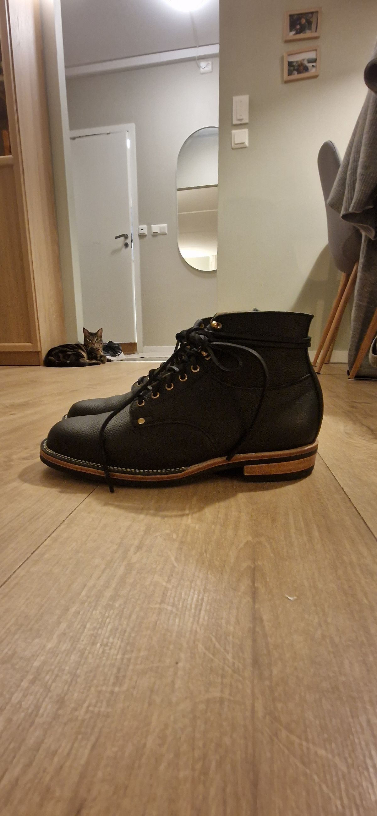 Photo by bastan on October 2, 2023 of the Østmo Type I in Aarenes Black Chrome Scotchgrain.
