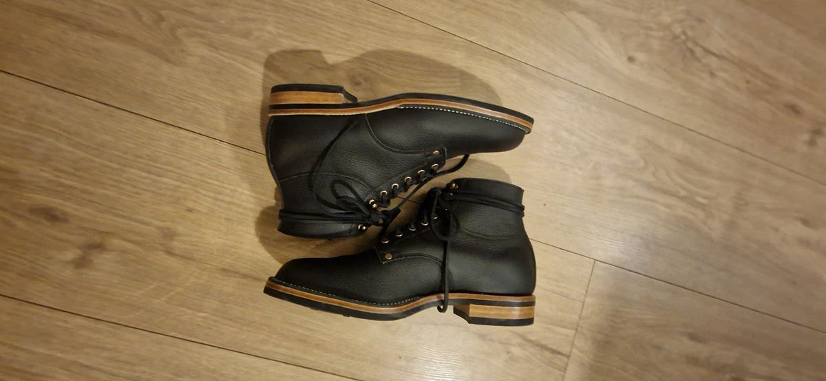 Photo by bastan on October 2, 2023 of the Østmo Type I in Aarenes Black Chrome Scotchgrain.