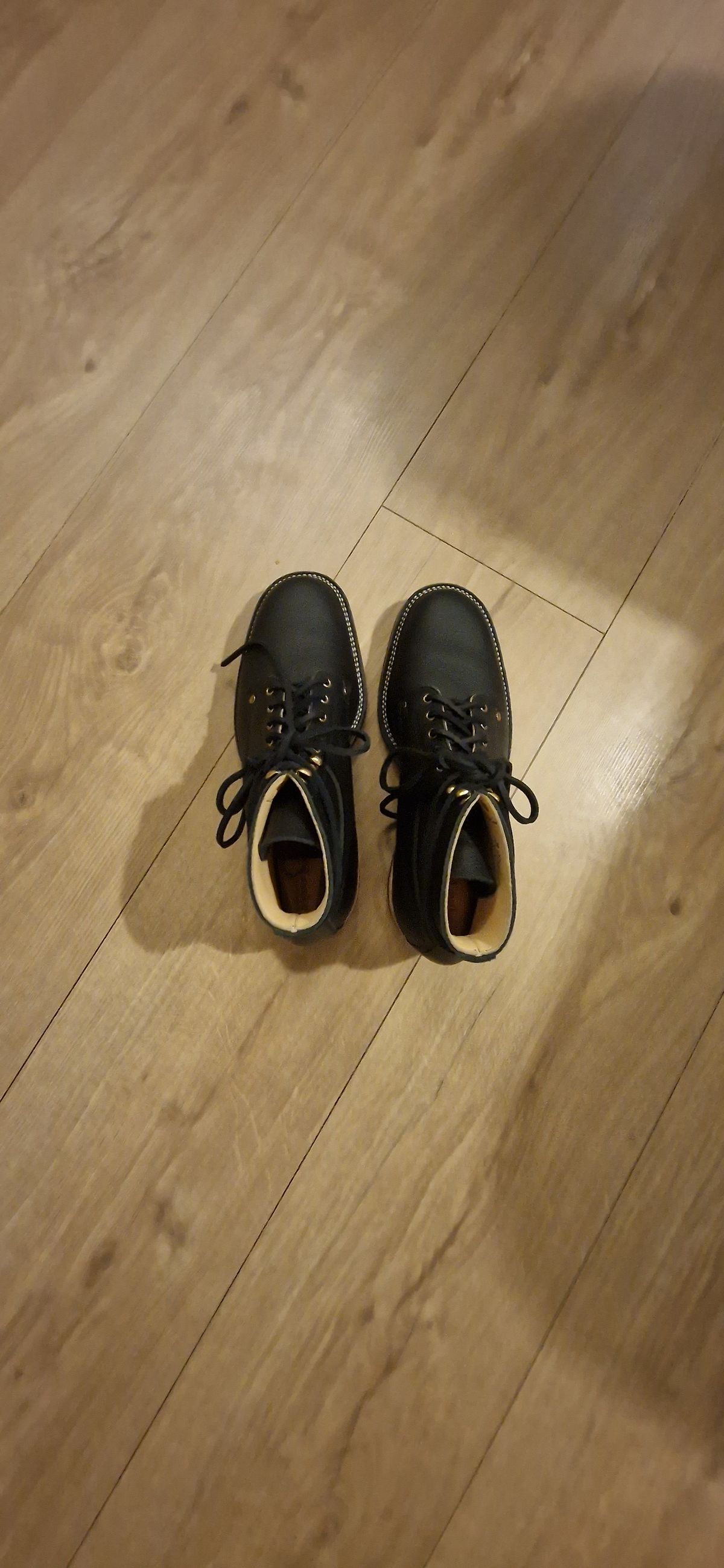 Photo by bastan on October 2, 2023 of the Østmo Type I in Aarenes Black Chrome Scotchgrain.