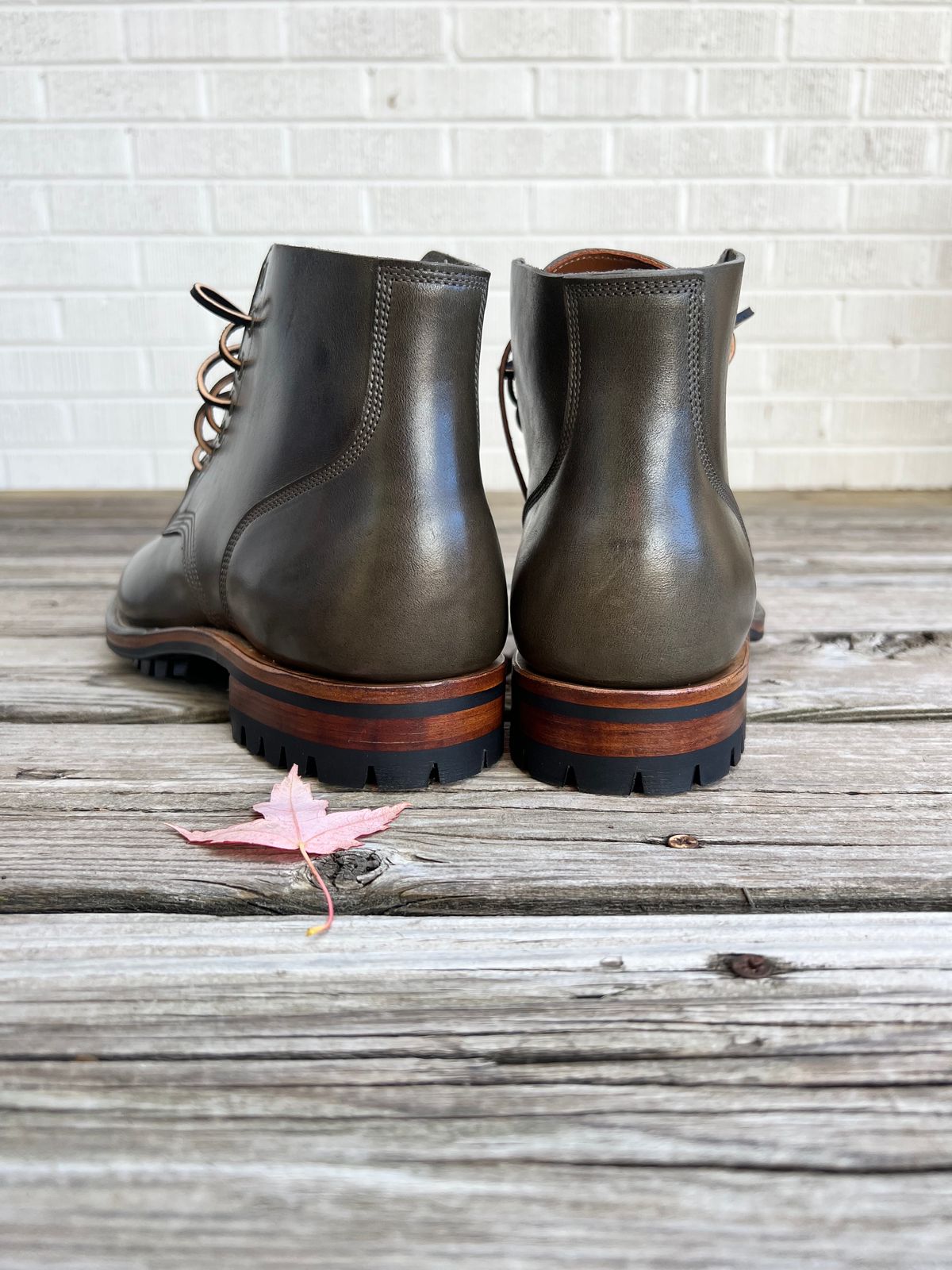 Photo by tooth on October 5, 2023 of the Viberg Boondocker in Maryam Olive TPR Horsebutt.