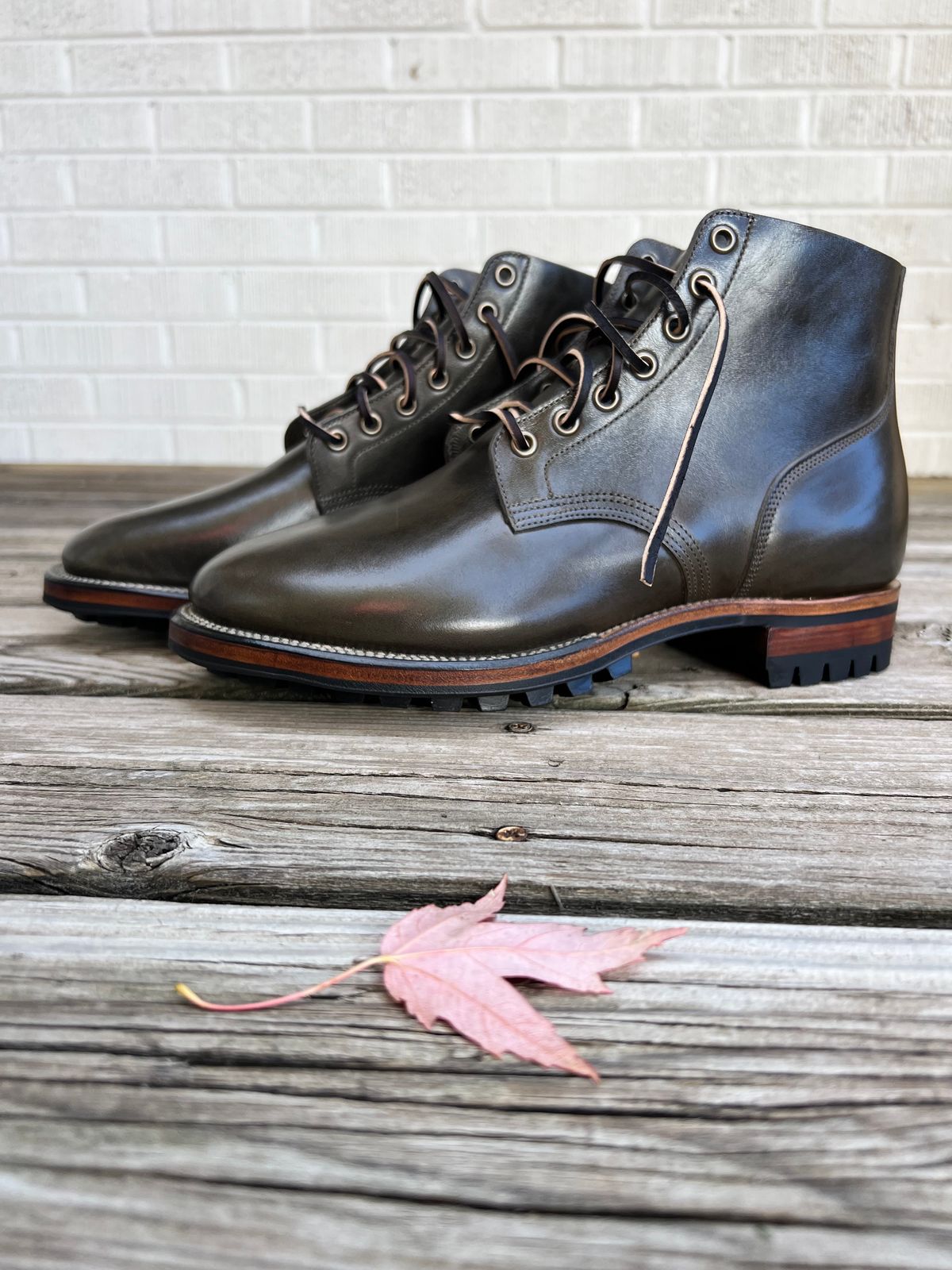 Photo by tooth on October 5, 2023 of the Viberg Boondocker in Maryam Olive TPR Horsebutt.