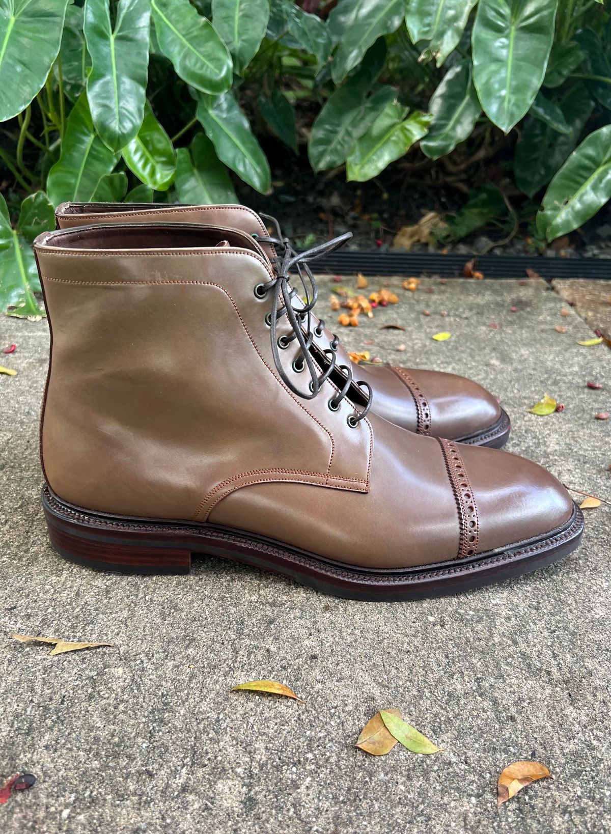 Photo by miamisoledoc on October 1, 2023 of the Carmina Work Boots 861 in Unknown Leather.
