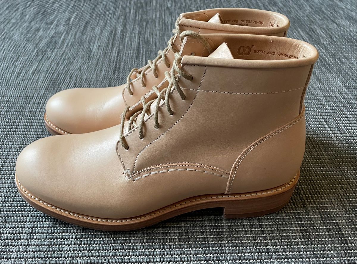 Photo by TheIncomer on October 1, 2023 of the Butts and Shoulders The Classic Boots in Natural Leather.