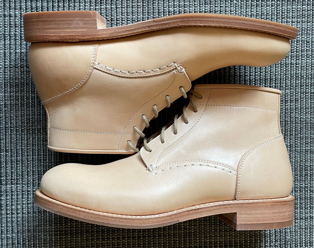 Photo by TheIncomer on October 1, 2023 of the Butts and Shoulders The Classic Boots in Natural Leather.