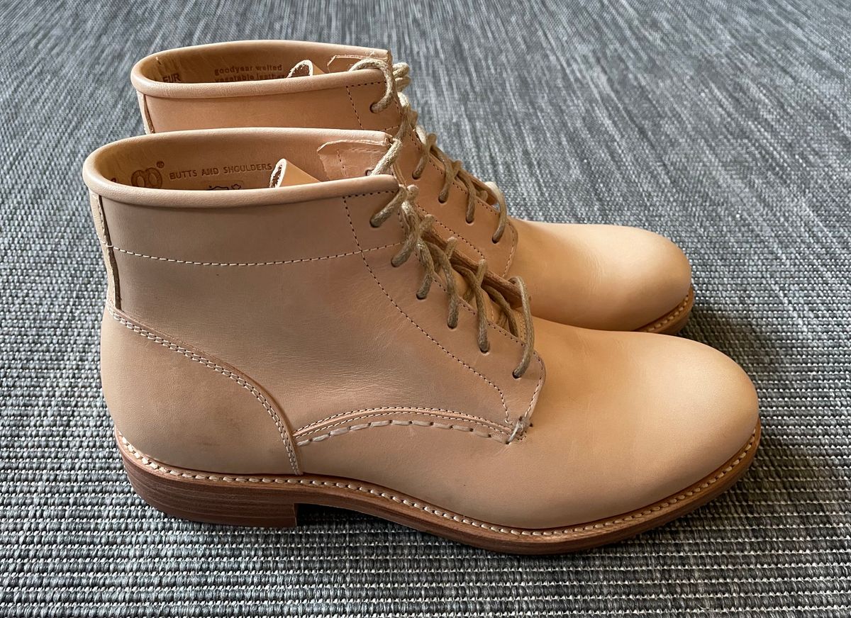 Photo by TheIncomer on October 1, 2023 of the Butts and Shoulders The Classic Boots in Natural Leather.