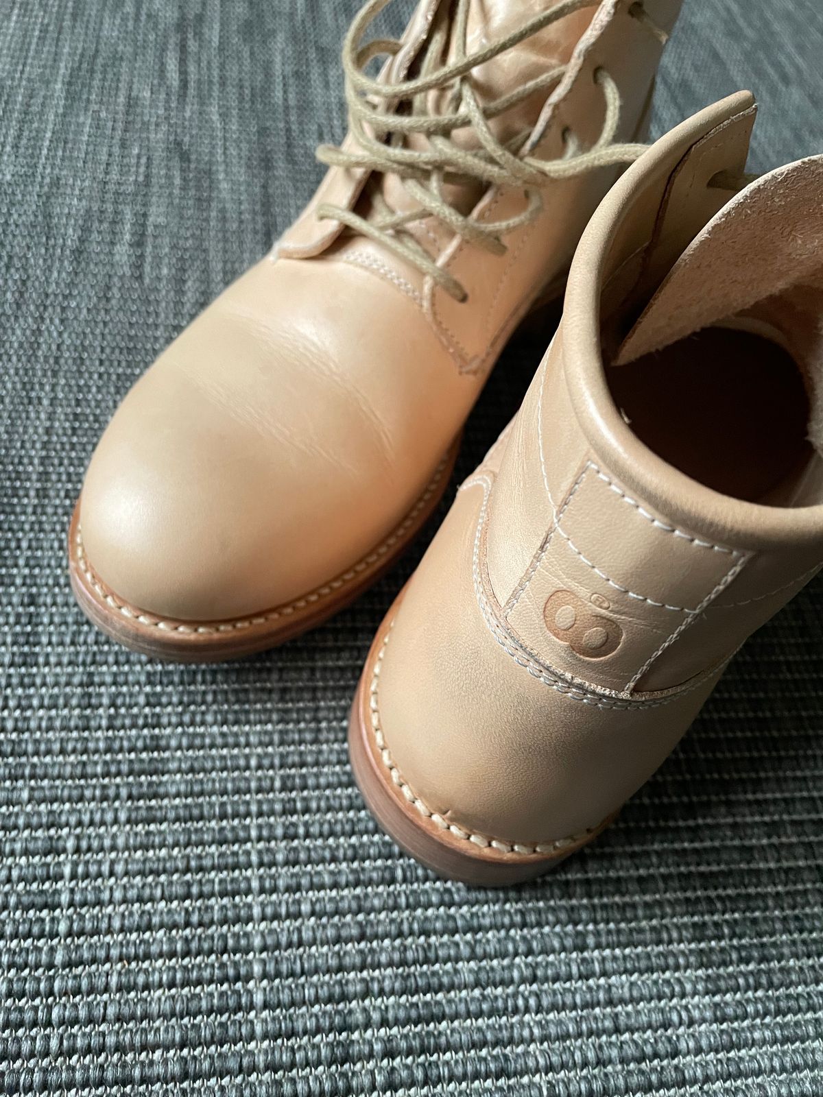 Photo by TheIncomer on October 16, 2023 of the Butts and Shoulders The Classic Boots in Natural Leather.