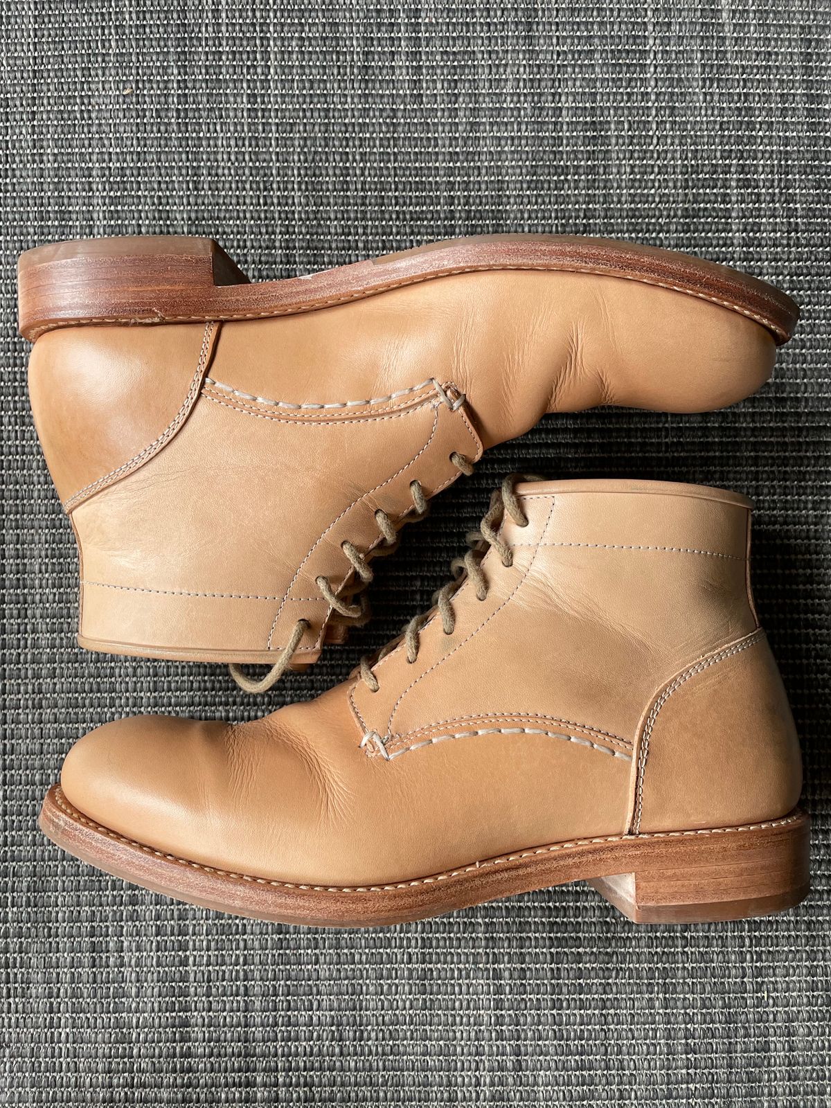 Photo by TheIncomer on November 4, 2023 of the Butts and Shoulders The Classic Boots in Natural Leather.