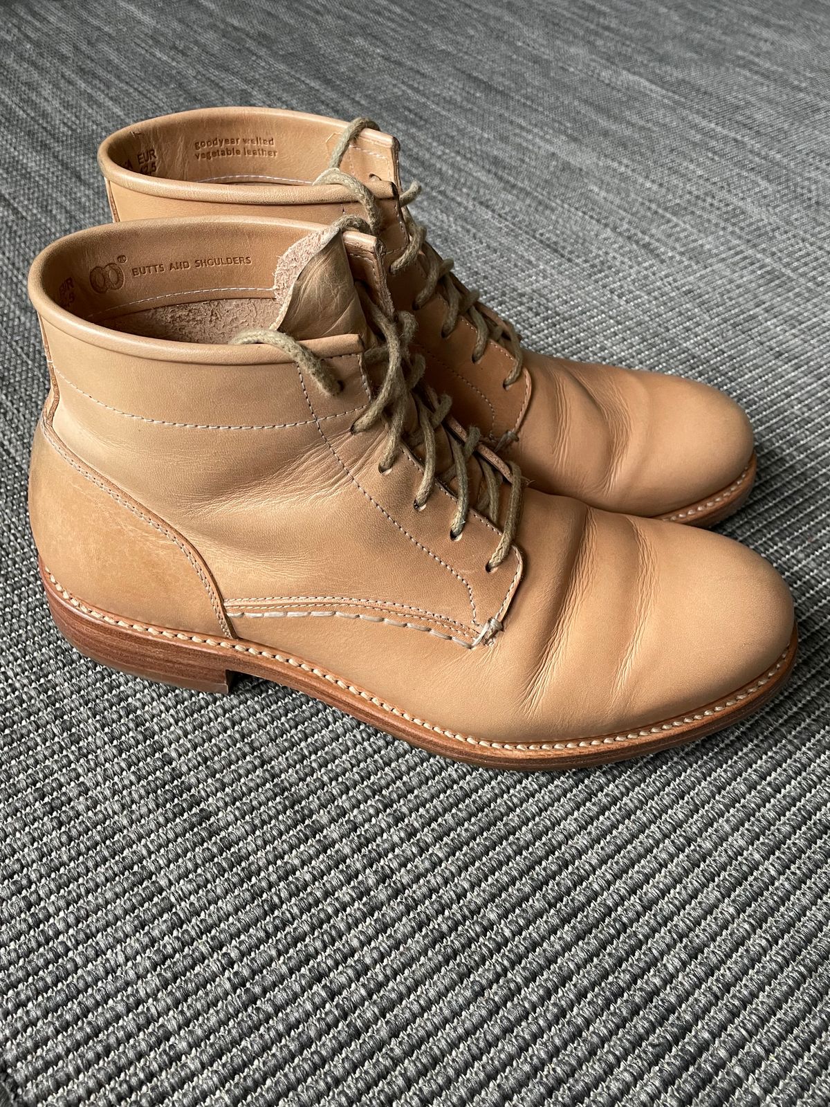 Photo by TheIncomer on November 4, 2023 of the Butts and Shoulders The Classic Boots in Natural Leather.
