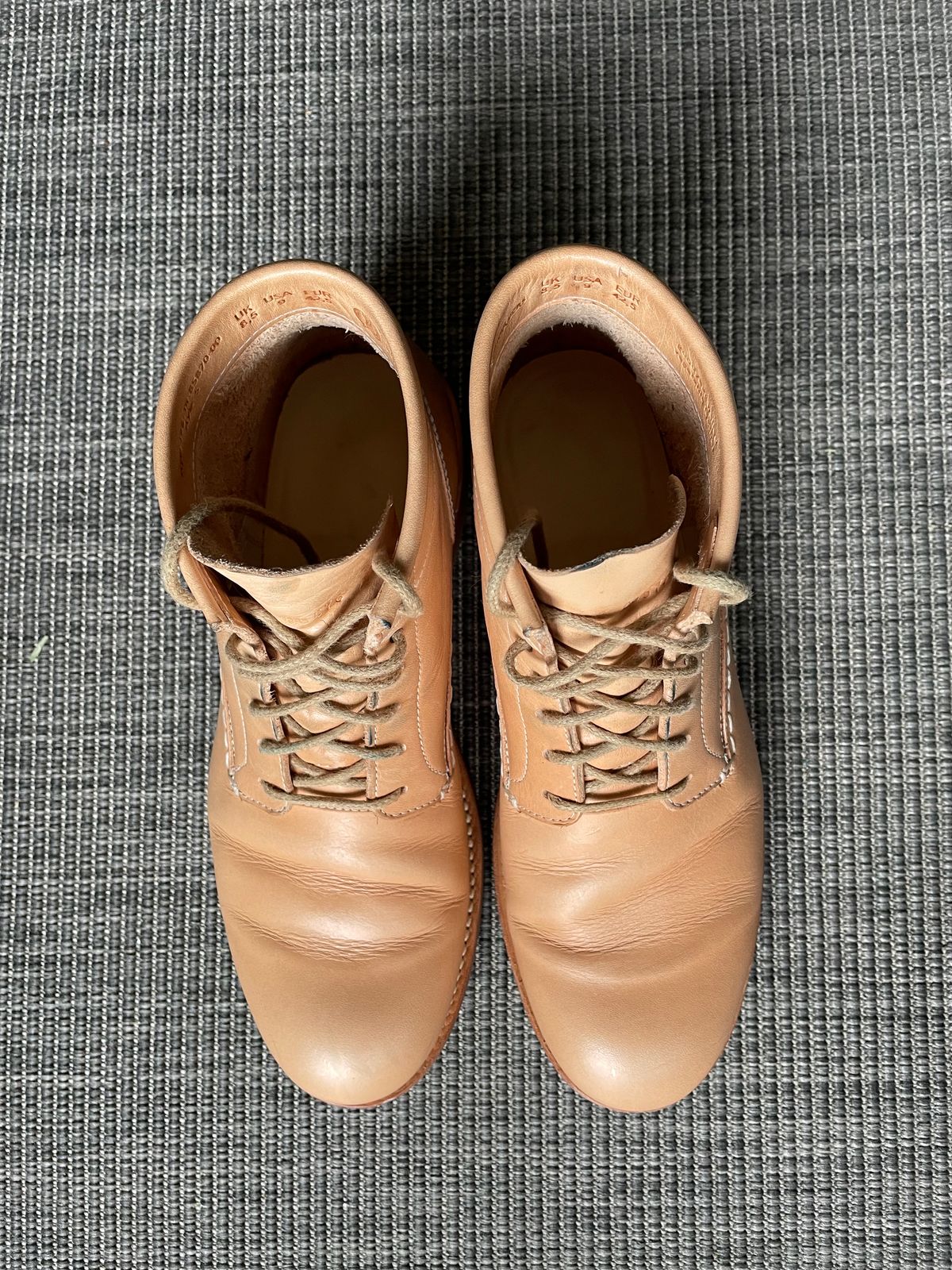 Photo by TheIncomer on November 4, 2023 of the Butts and Shoulders The Classic Boots in Natural Leather.