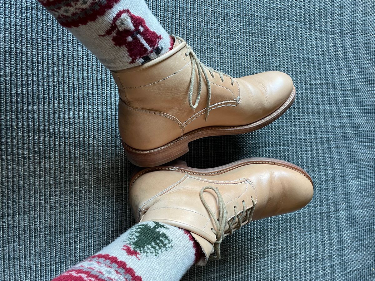 Photo by TheIncomer on December 3, 2023 of the Butts and Shoulders The Classic Boots in Natural Leather.