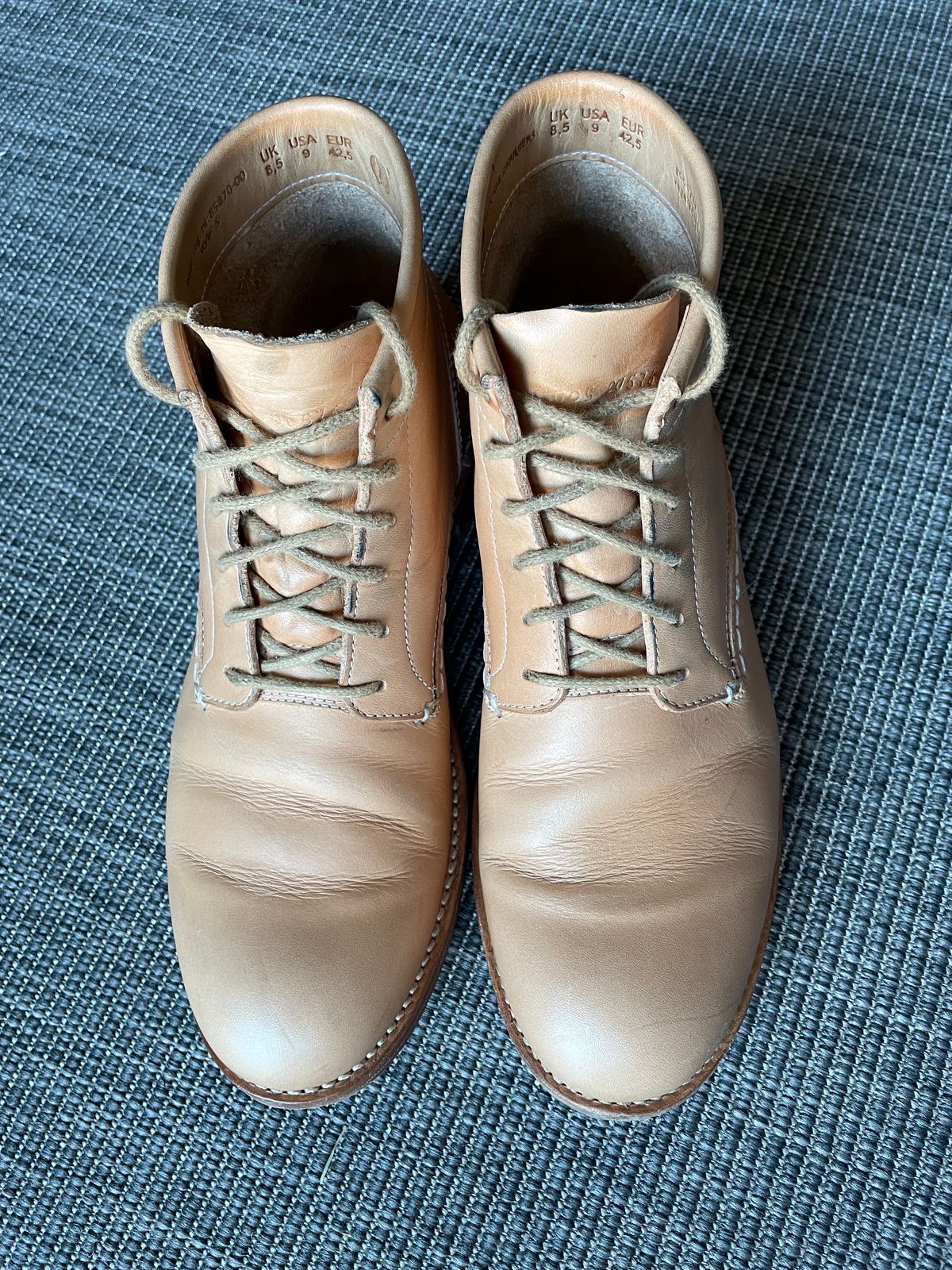 Photo by TheIncomer on December 3, 2023 of the Butts and Shoulders The Classic Boots in Natural Leather.