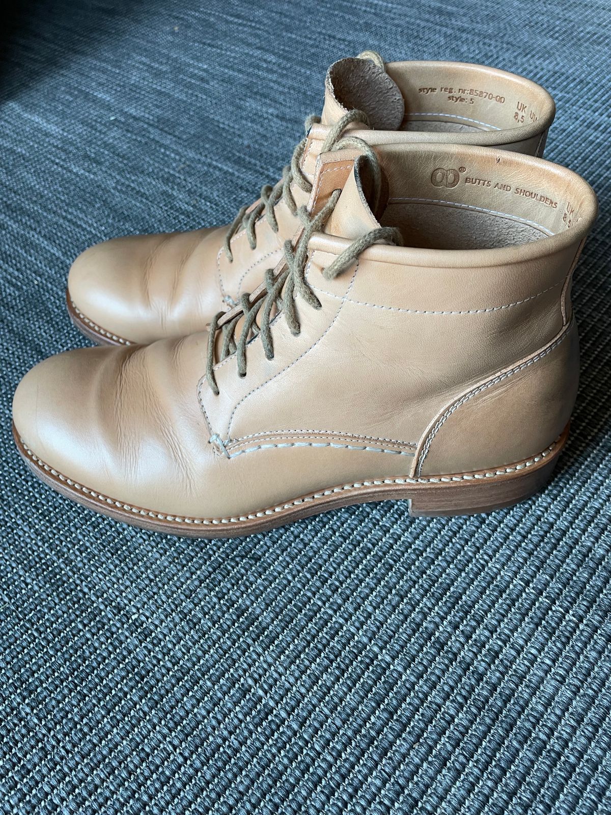 Photo by TheIncomer on December 3, 2023 of the Butts and Shoulders The Classic Boots in Natural Leather.