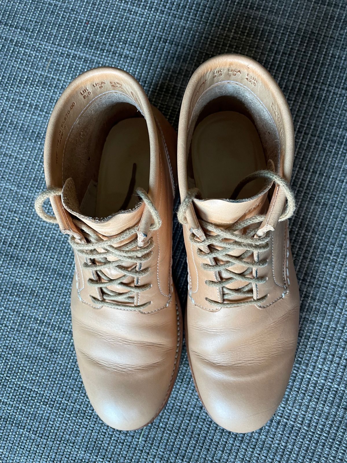 Photo by TheIncomer on December 3, 2023 of the Butts and Shoulders The Classic Boots in Natural Leather.