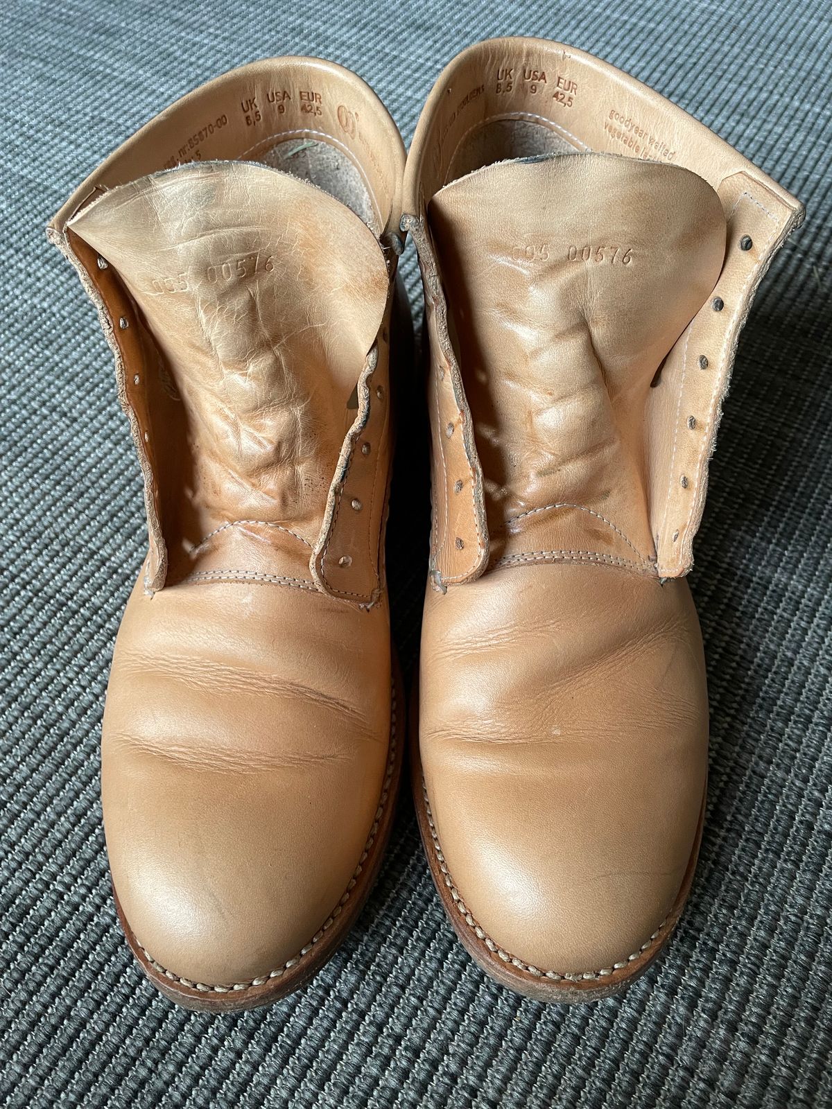 Photo by TheIncomer on January 1, 2024 of the Butts and Shoulders The Classic Boots in Natural Leather.