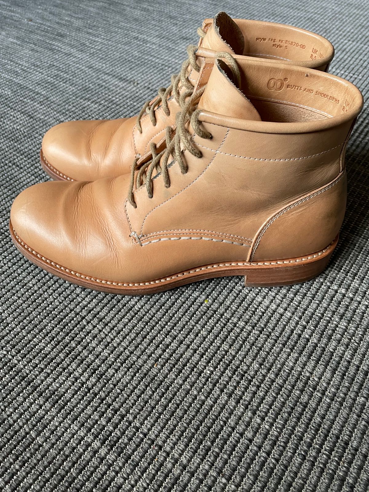 Photo by TheIncomer on January 1, 2024 of the Butts and Shoulders The Classic Boots in Natural Leather.
