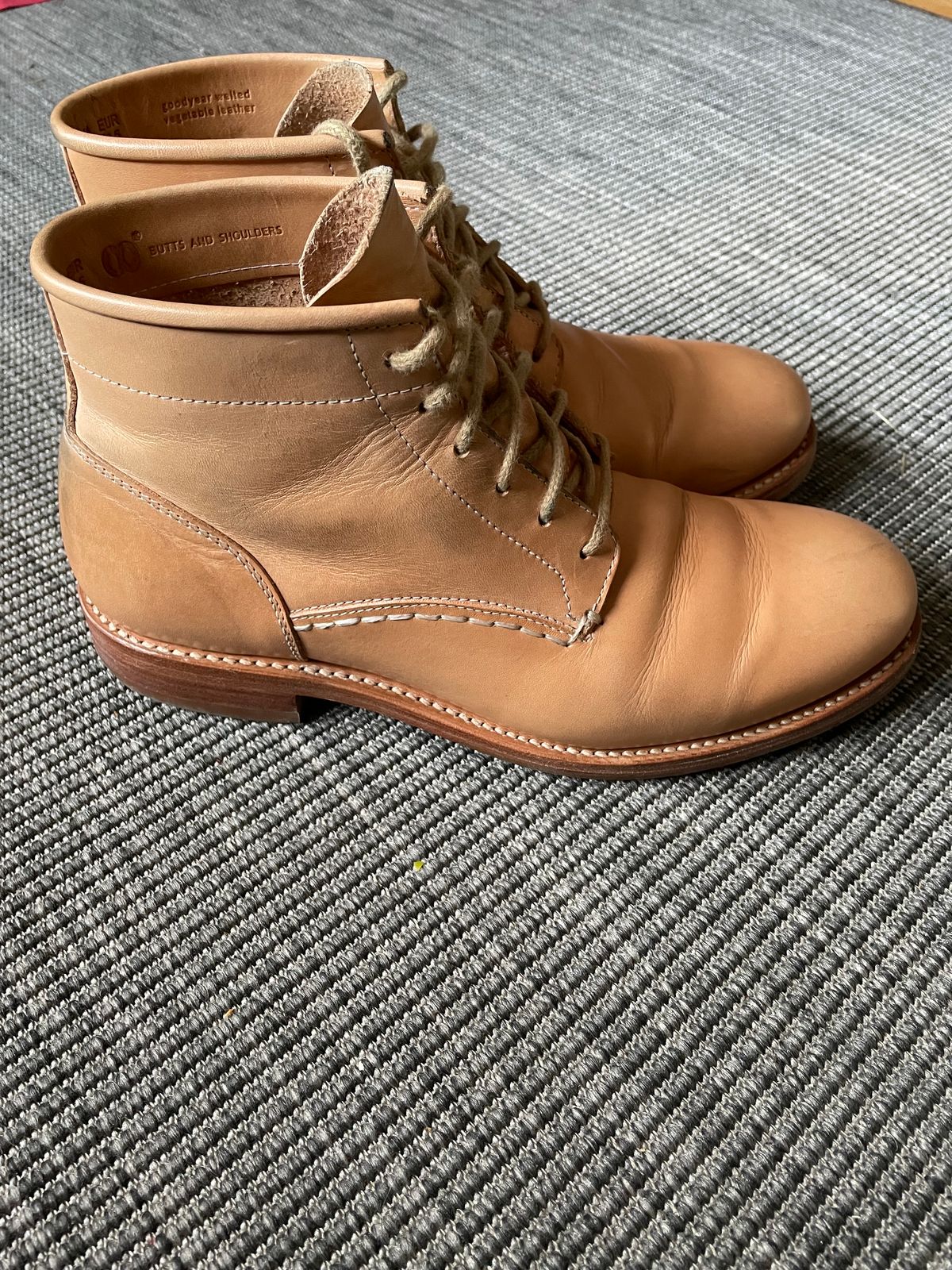 Photo by TheIncomer on January 1, 2024 of the Butts and Shoulders The Classic Boots in Natural Leather.