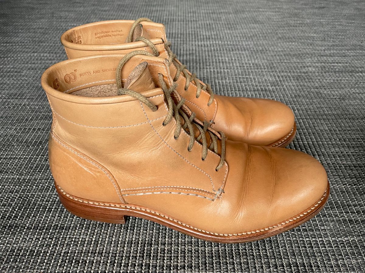 Photo by TheIncomer on February 3, 2024 of the Butts and Shoulders The Classic Boots in Natural Leather.