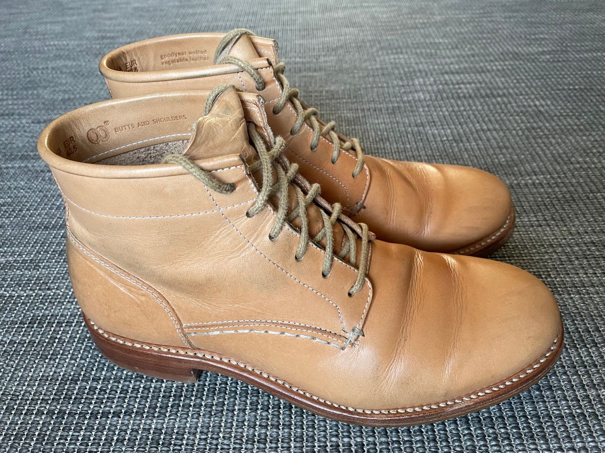 Photo by TheIncomer on March 3, 2024 of the Butts and Shoulders The Classic Boots in Natural Leather.