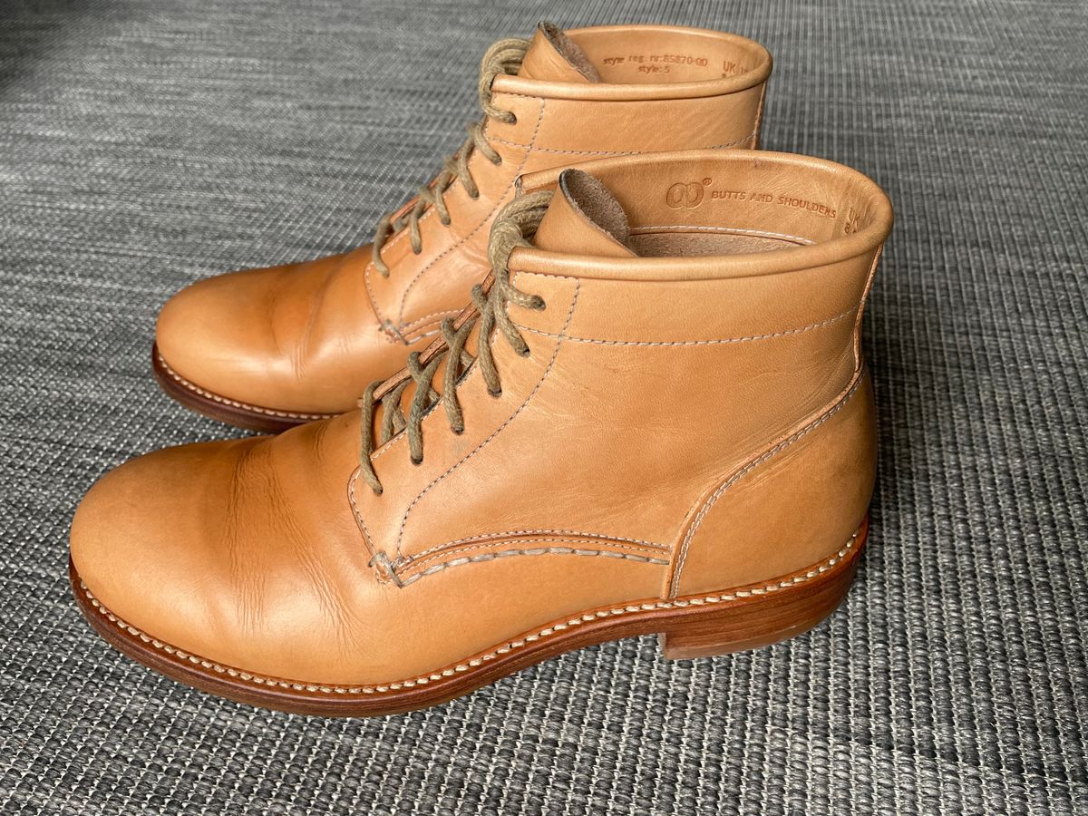 Photo by TheIncomer on April 1, 2024 of the Butts and Shoulders The Classic Boots in Natural Leather.