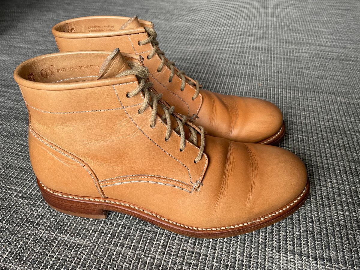 Photo by TheIncomer on April 1, 2024 of the Butts and Shoulders The Classic Boots in Natural Leather.