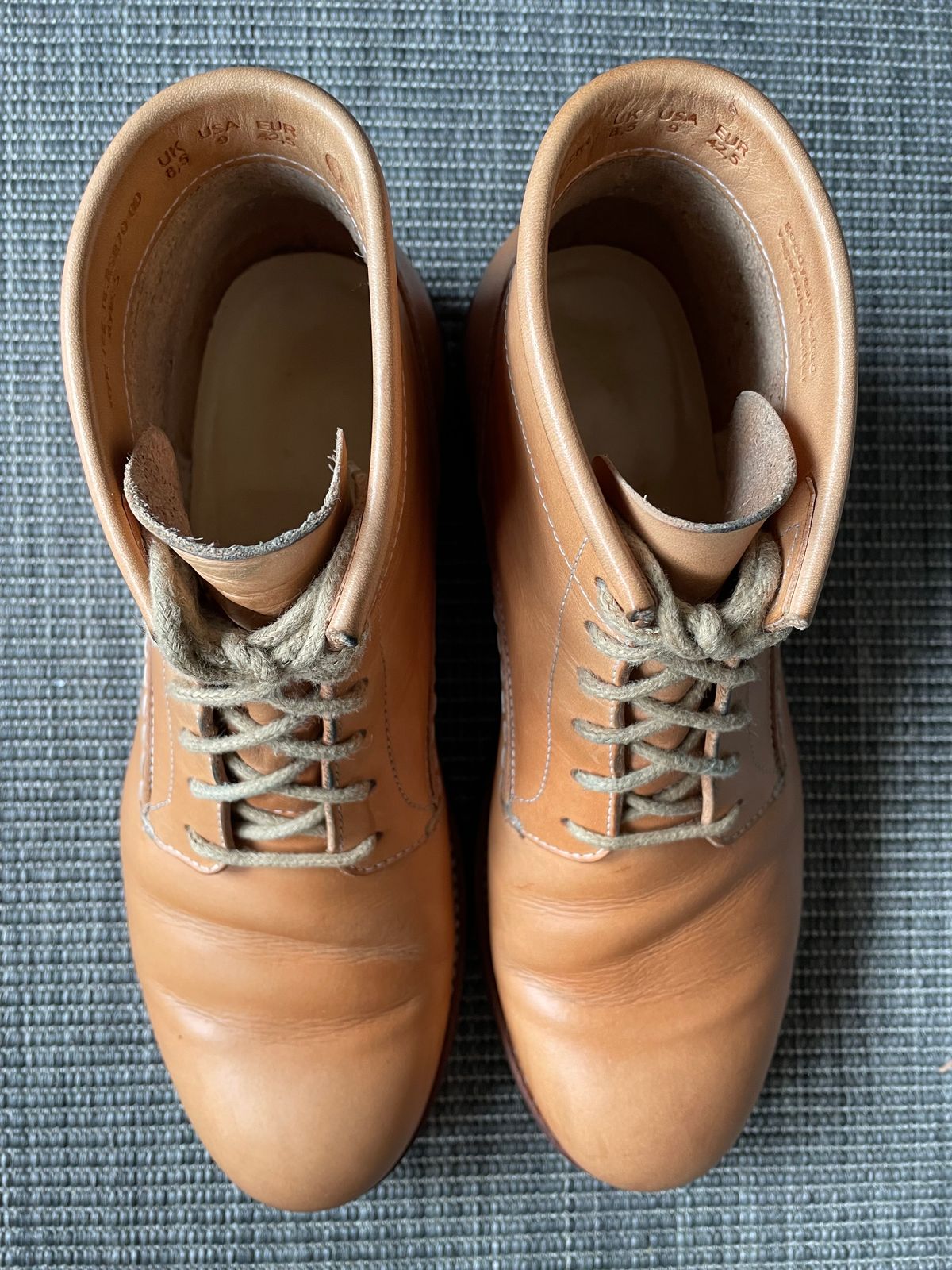 Photo by TheIncomer on April 1, 2024 of the Butts and Shoulders The Classic Boots in Natural Leather.