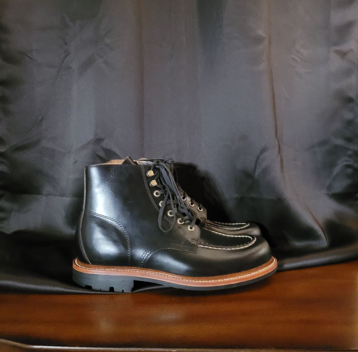 Photo by papavic on October 1, 2022 of the Grant Stone Brass Boot in Horween Black Chromexcel.