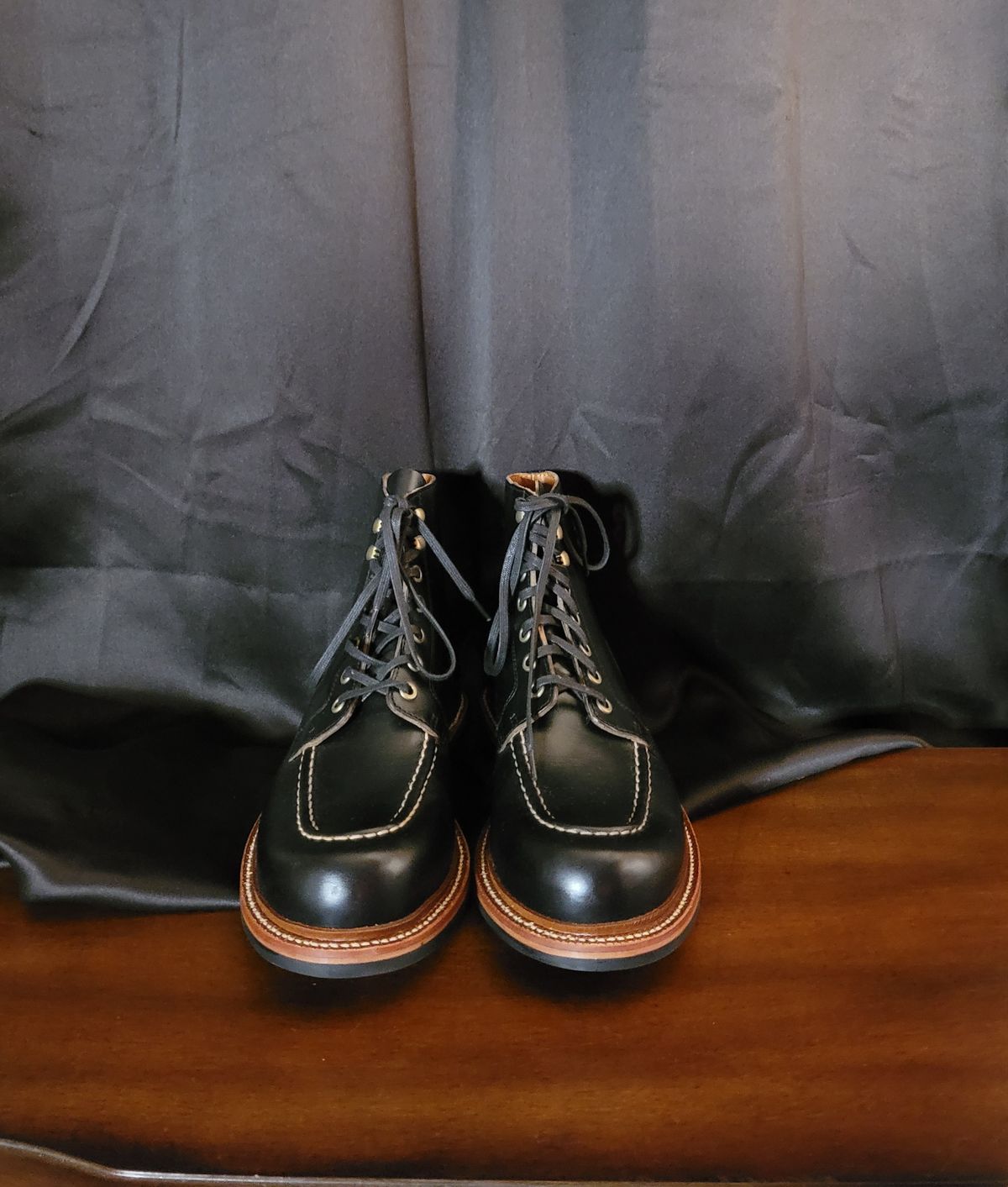 Photo by papavic on October 1, 2022 of the Grant Stone Brass Boot in Horween Black Chromexcel.