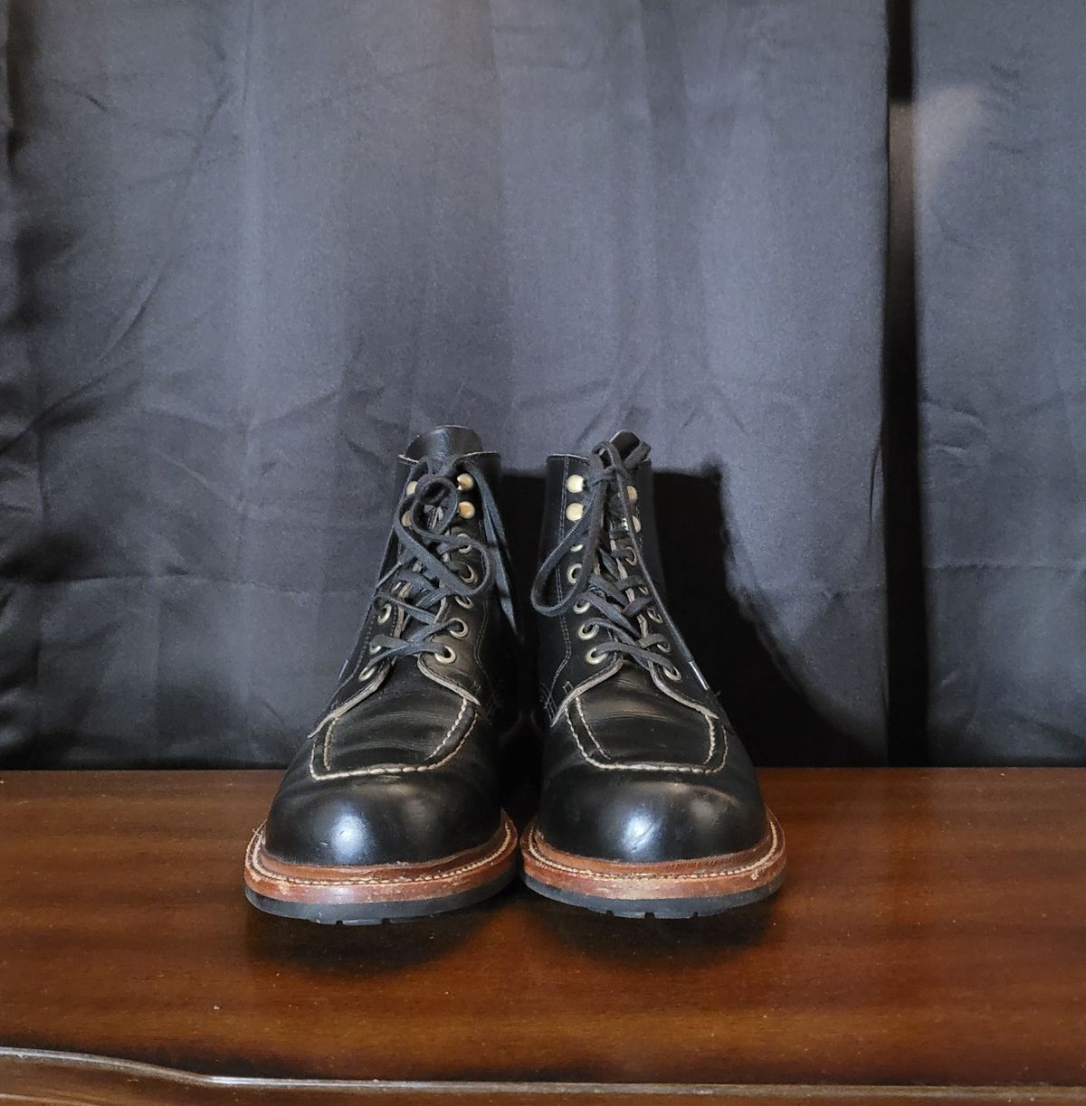 Photo by papavic on November 2, 2022 of the Grant Stone Brass Boot in Horween Black Chromexcel.