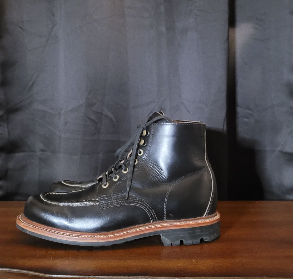 Photo by papavic on November 2, 2022 of the Grant Stone Brass Boot in Horween Black Chromexcel.