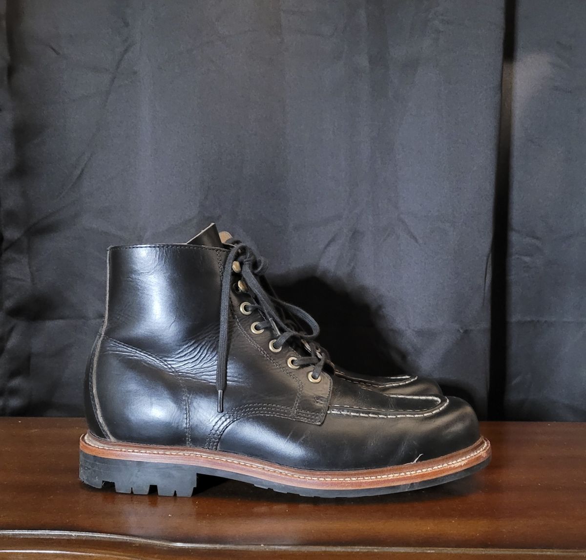 Photo by papavic on November 2, 2022 of the Grant Stone Brass Boot in Horween Black Chromexcel.