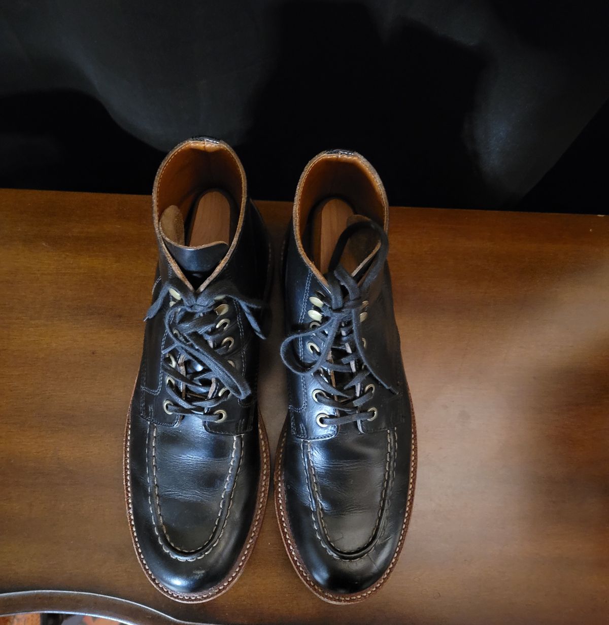 Photo by papavic on November 2, 2022 of the Grant Stone Brass Boot in Horween Black Chromexcel.