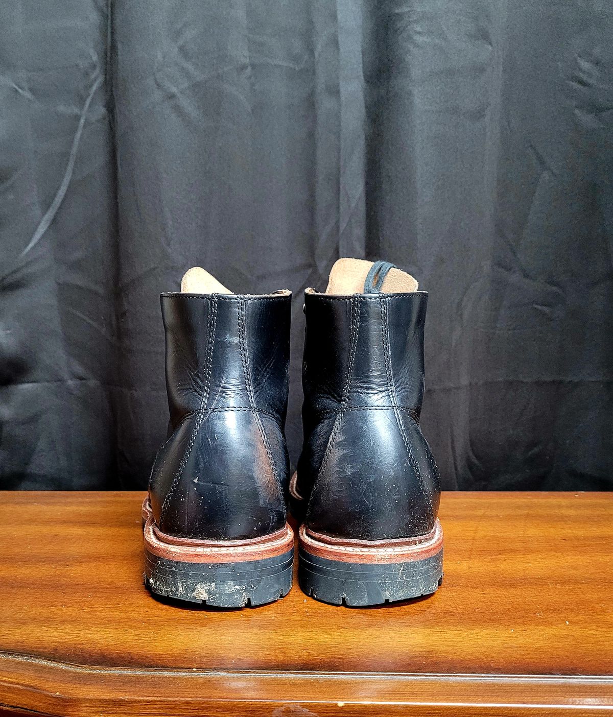 Photo by papavic on January 2, 2023 of the Grant Stone Brass Boot in Horween Black Chromexcel.