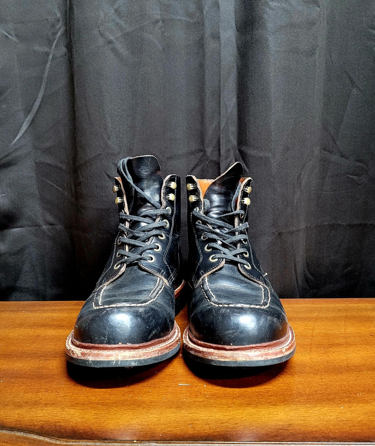 Photo by papavic on January 2, 2023 of the Grant Stone Brass Boot in Horween Black Chromexcel.
