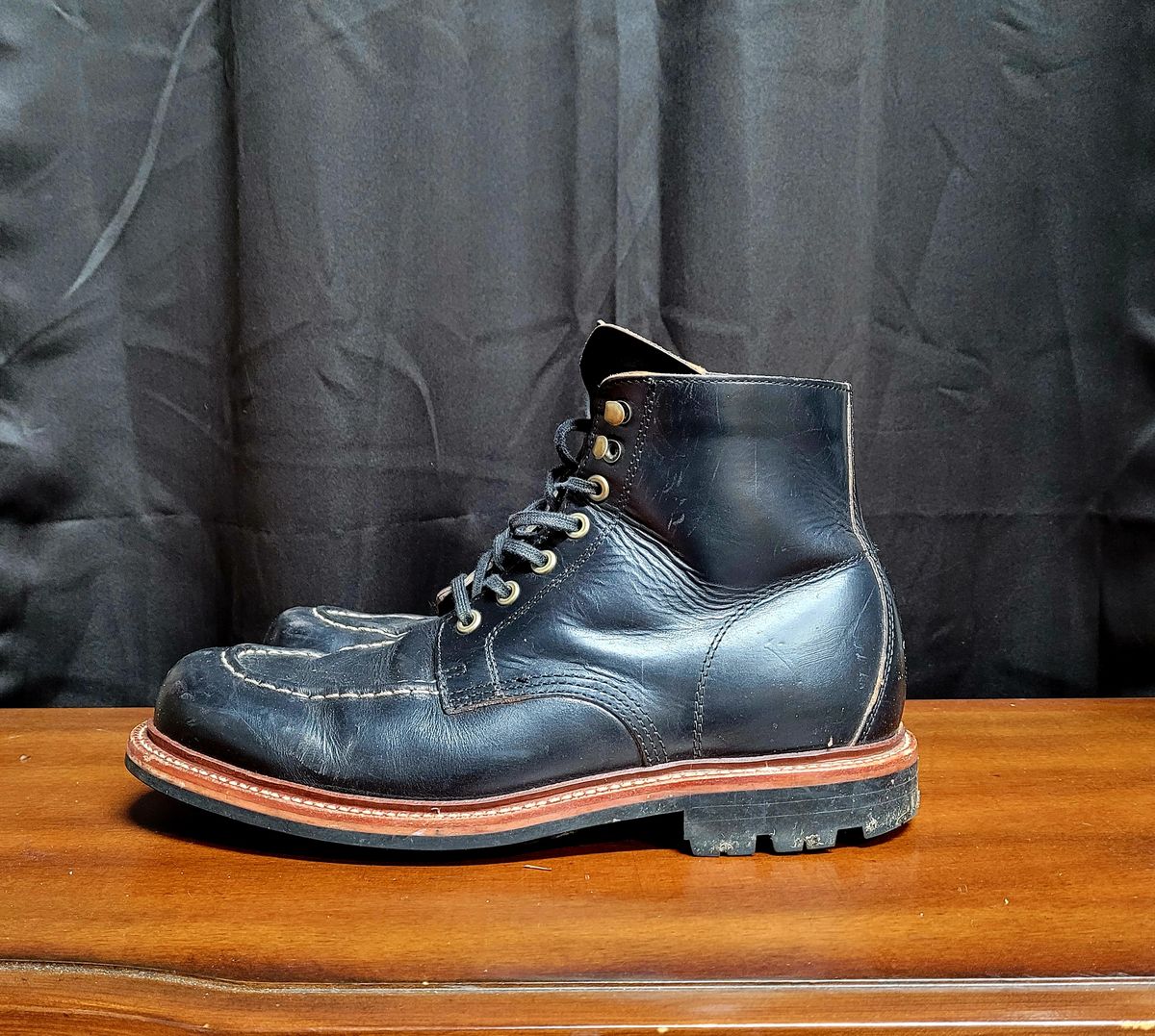 Photo by papavic on January 2, 2023 of the Grant Stone Brass Boot in Horween Black Chromexcel.