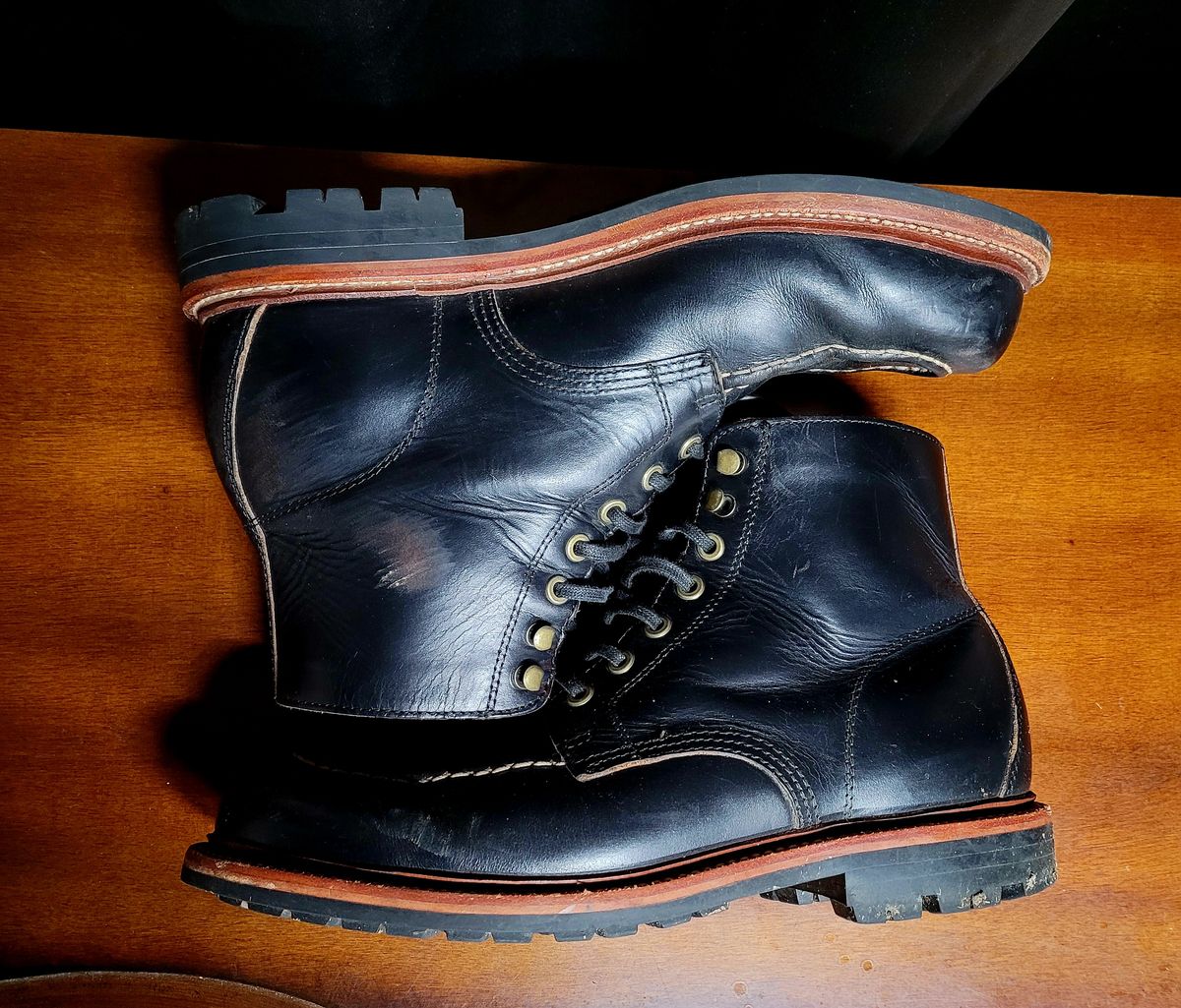 Photo by papavic on January 2, 2023 of the Grant Stone Brass Boot in Horween Black Chromexcel.