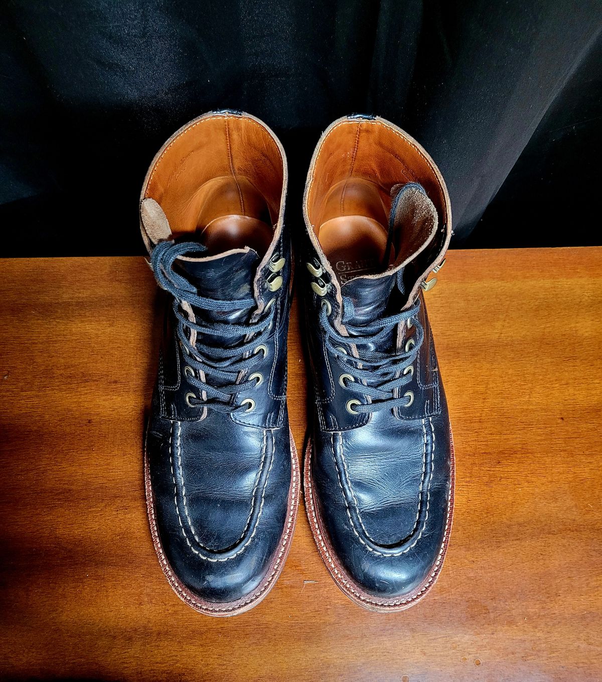 Photo by papavic on January 2, 2023 of the Grant Stone Brass Boot in Horween Black Chromexcel.