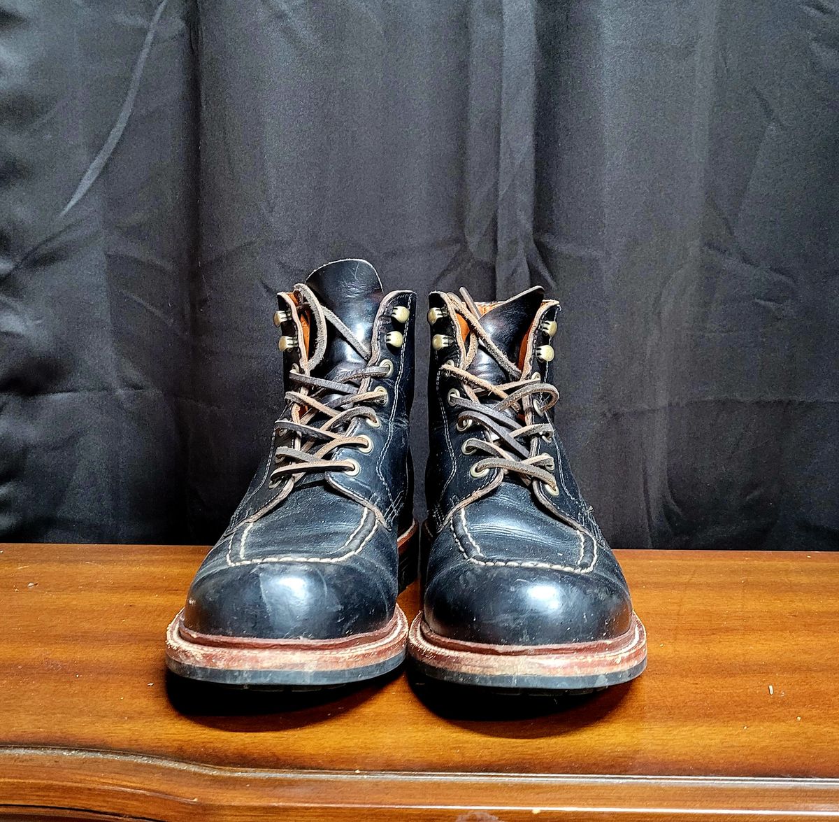 Photo by papavic on February 3, 2023 of the Grant Stone Brass Boot in Horween Black Chromexcel.