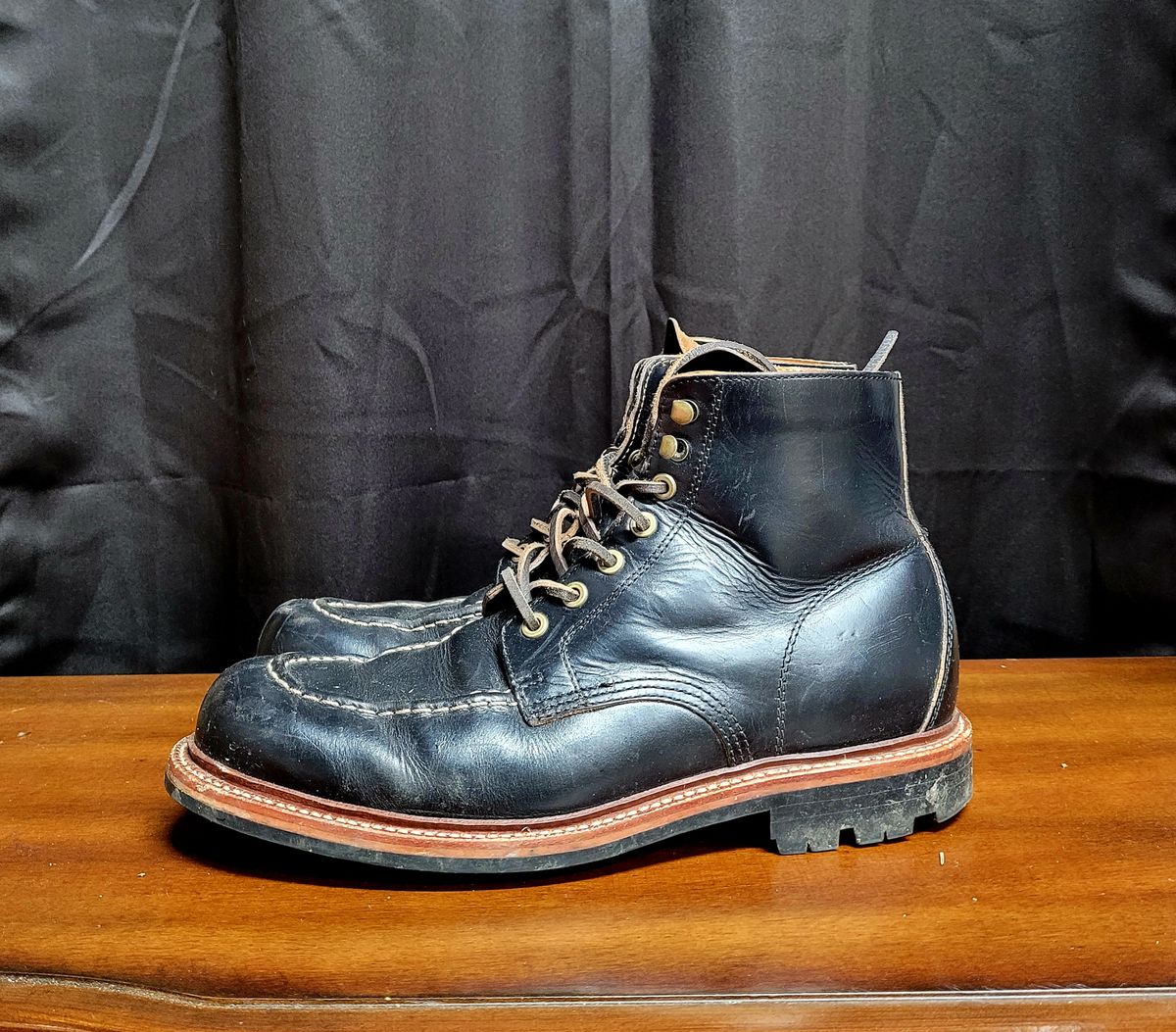 Photo by papavic on February 3, 2023 of the Grant Stone Brass Boot in Horween Black Chromexcel.